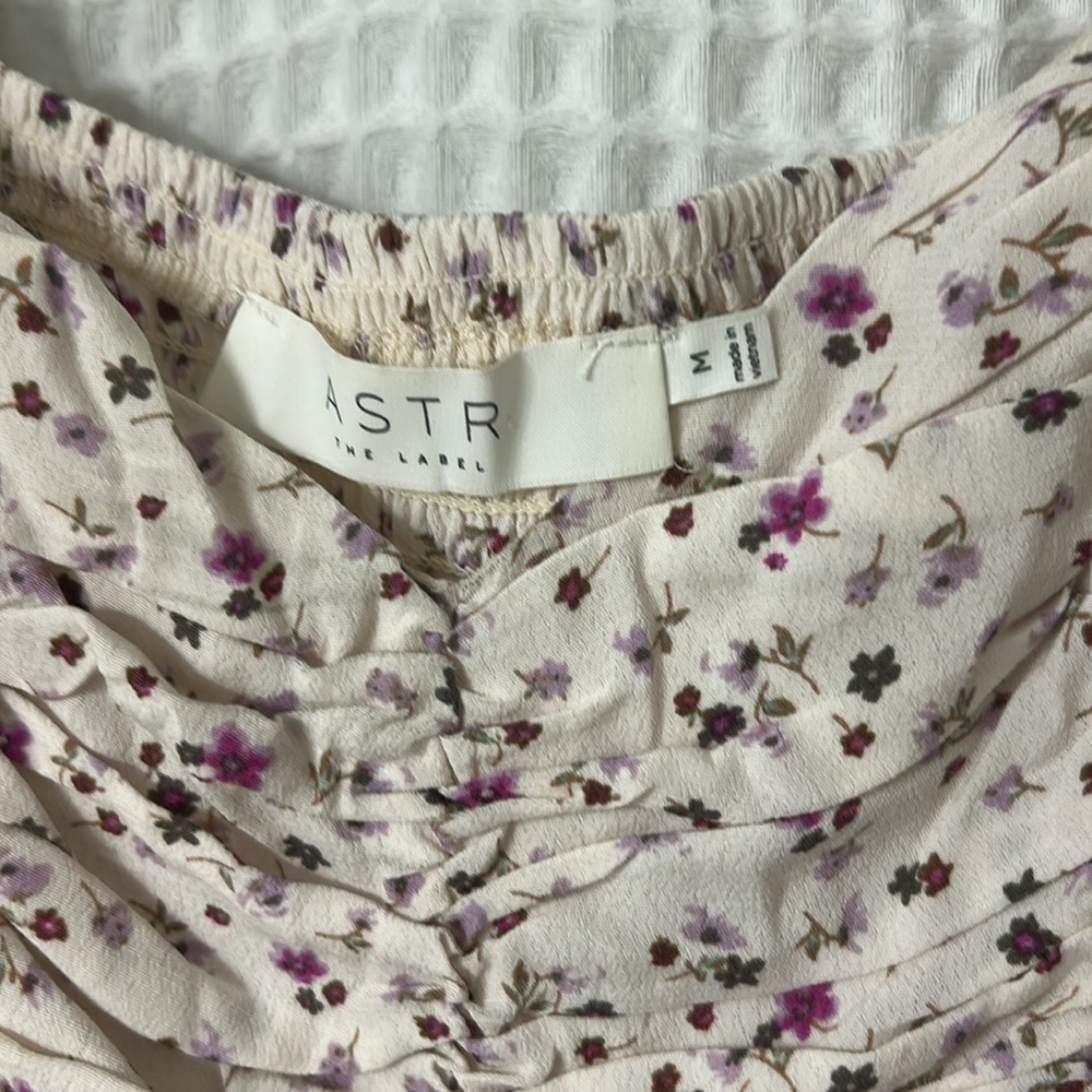 ASTR The Label Floral Ruched Puff Sleeve Top in Cream Lavender Ditsy Medium - Picture 6 of 10
